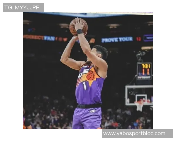 吉莱斯皮称赞布克决策果断自己专注于接球投篮半场贡献12分 吉莱斯皮称赞布克决策果断自己专注于接球投篮半场贡献12分