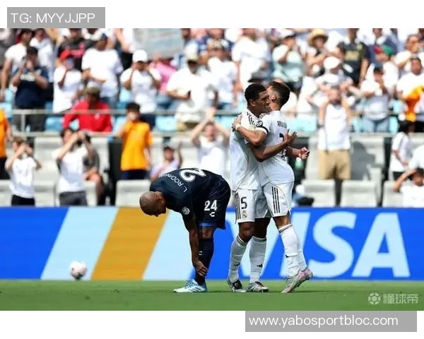 多特高层与球员赛后安慰小贝林厄姆因解围失误致拜仁进球